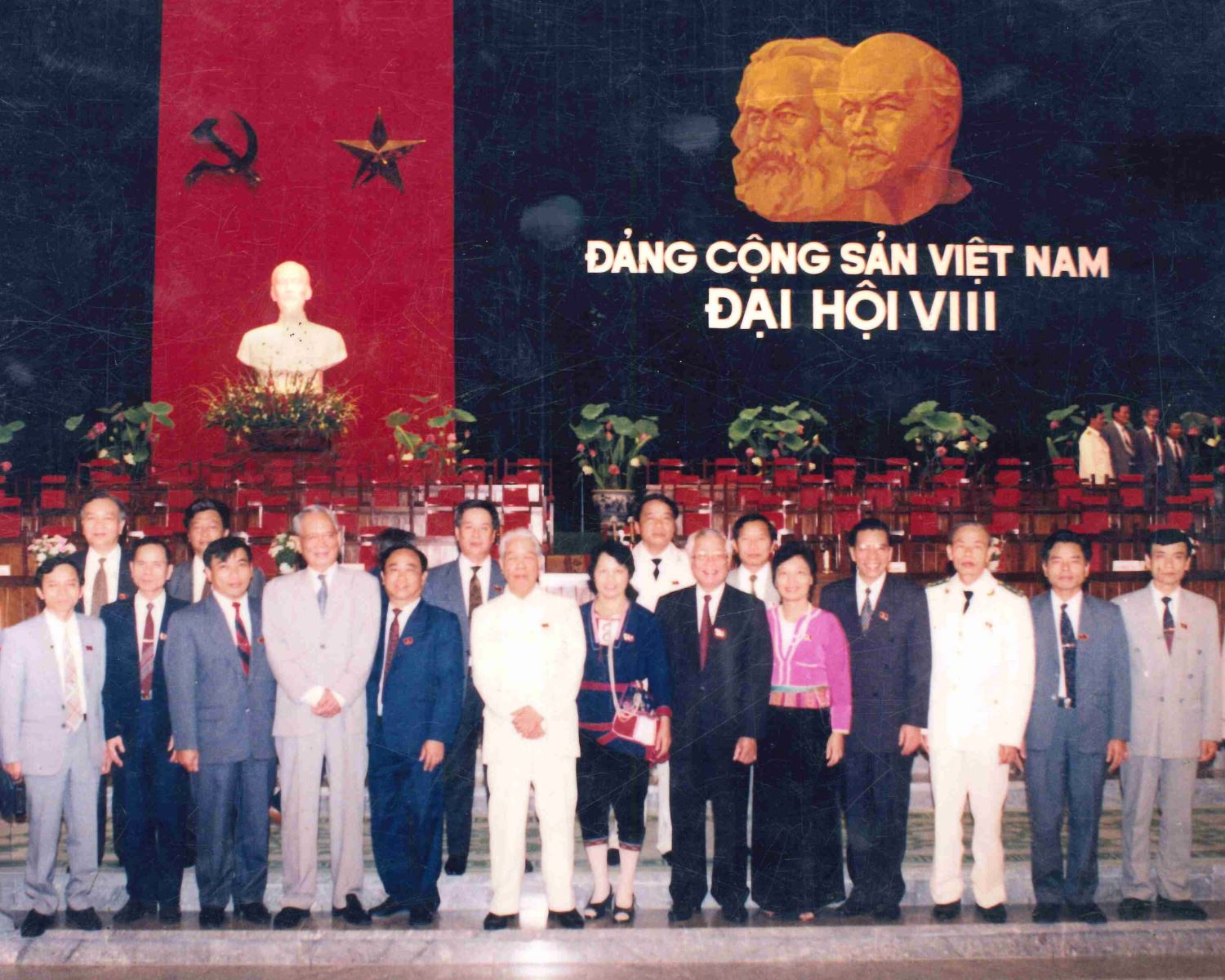 Đ/C Dương Thị Sinh (đứng giữa) trong đoàn đại biểu Hòa Bình  chụp ảnh kỷ niệm với đoàn Chủ tịch Đại hội VIII ĐCSVN.
