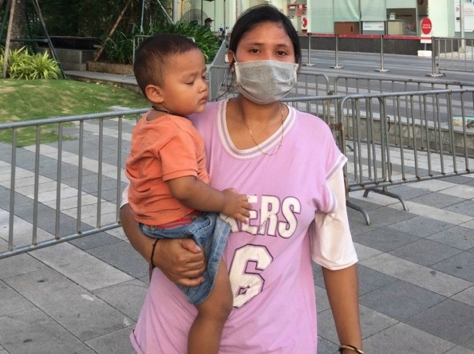 Chạy xe máy 500 km ra Hà Nội chữa bệnh cho con