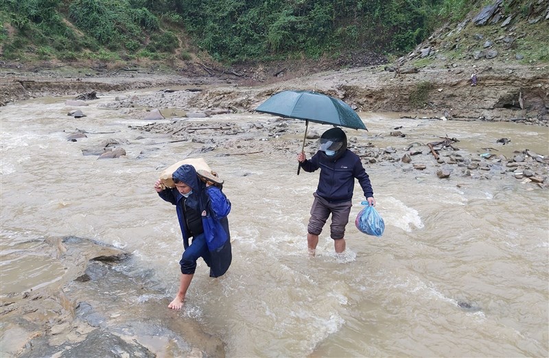Thầy cô vượt suối đến trường trong ngày mưa rét tê tái