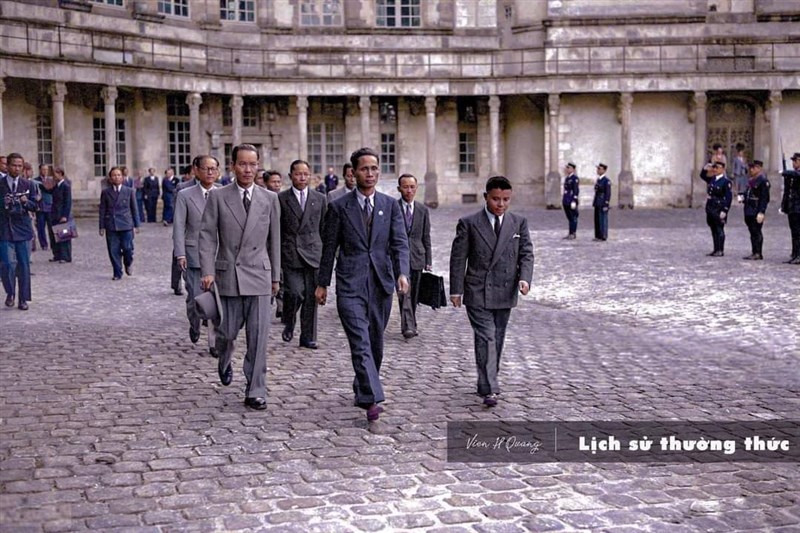 Hình ảnh Phái đoàn Việt Nam do Thủ tướng Phạm Văn Đồng dẫn đầu tới Pháp chuẩn bị cho Hội nghị Fontainebleau 1946. 