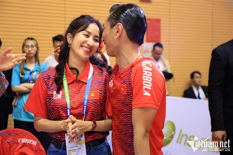 Phan Hiển hôn Khánh Thi ngọt ngào sau khi đoạt 3 HCV SEA Games 31