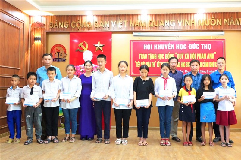 Trao tặng học bổng Quỹ xã hội Phan Anh và chương trình “Tiếp sức mùa thi”.