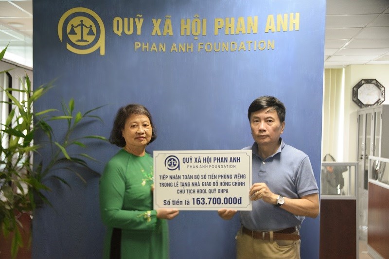 Đại diện gia đình Nhà giáo Đỗ Hồng Chỉnh trao lại Quỹ XH Phan Anh số tiền phúng viếng từ lễ tang theo di nguyện của Bà